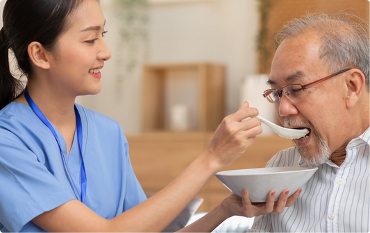 Como alimentar idosos com disfagia